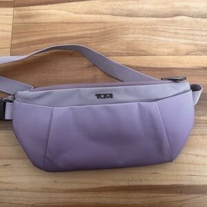 Tumi VOYAGEUR
Loha Slim Hip Bag Lavender